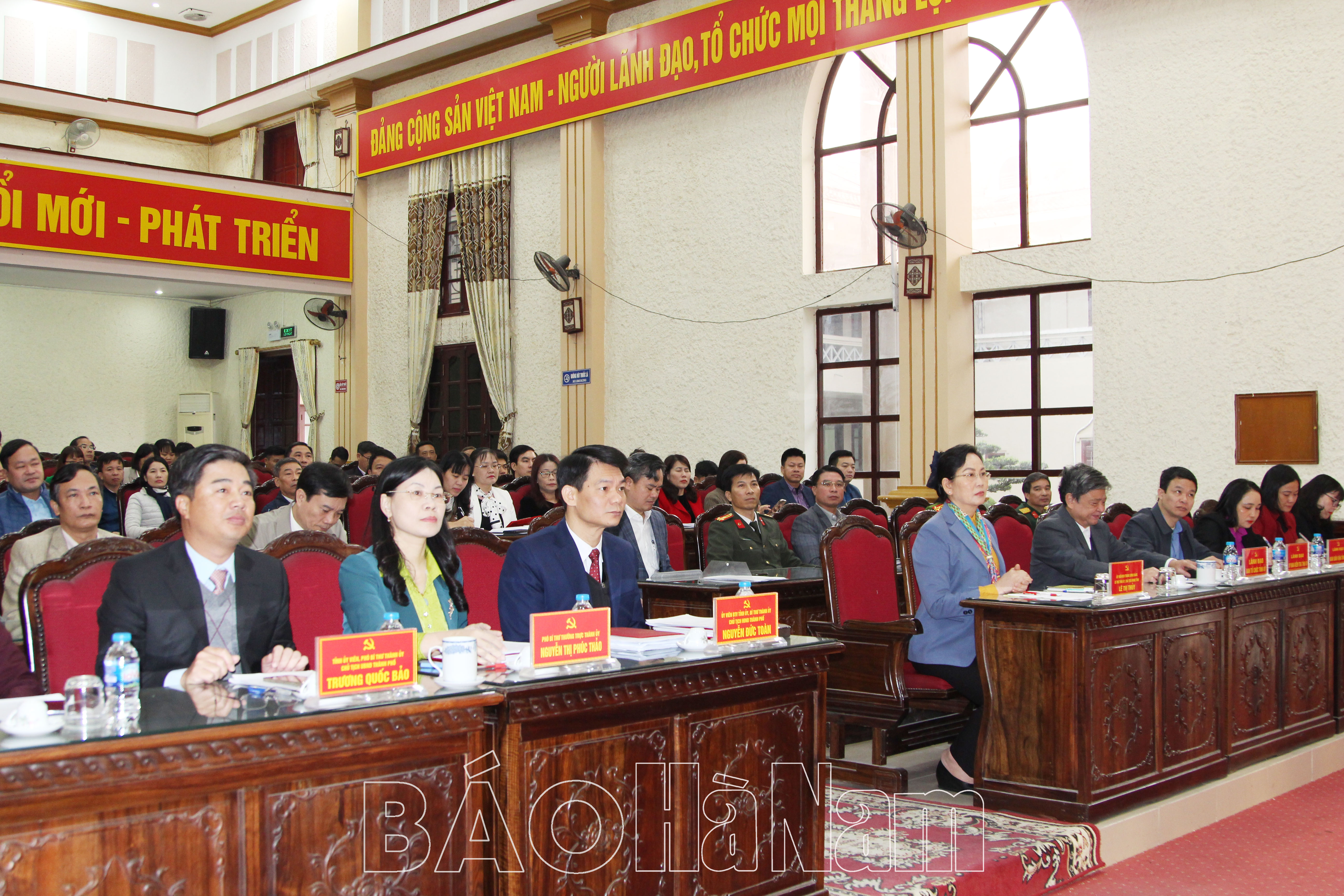 Đồng chí Bí thư Tỉnh ủy Lê Thị Thủy dự hội nghị tổng kết công tác xây dựng Đảng và tham quan mô hình trồng hoa công nghệ cao ở Phủ Lý