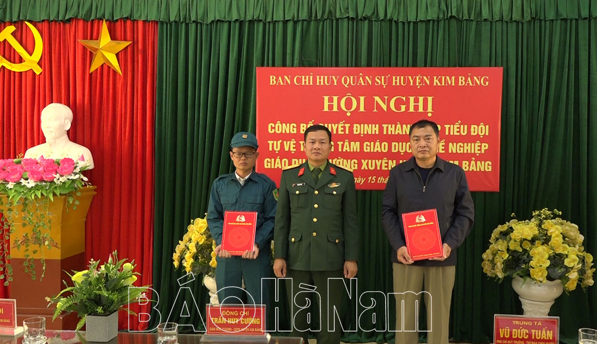 Công bố quyết định thành lập Tiểu đội tự vệ Trung tâm GDNN – GDTX huyện Kim Bảng