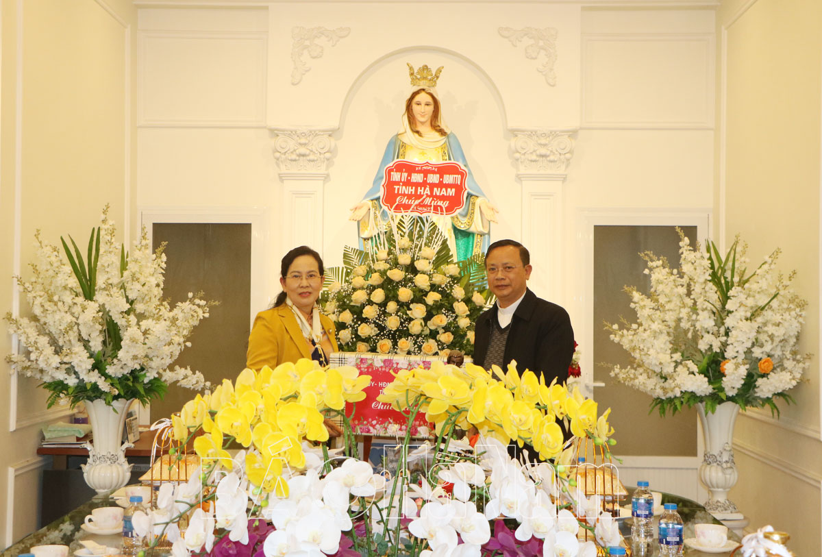 Đồng chí Bí thư Tỉnh ủy Lê Thị Thủy thăm, chúc mừng Giáo xứ Phủ Lý