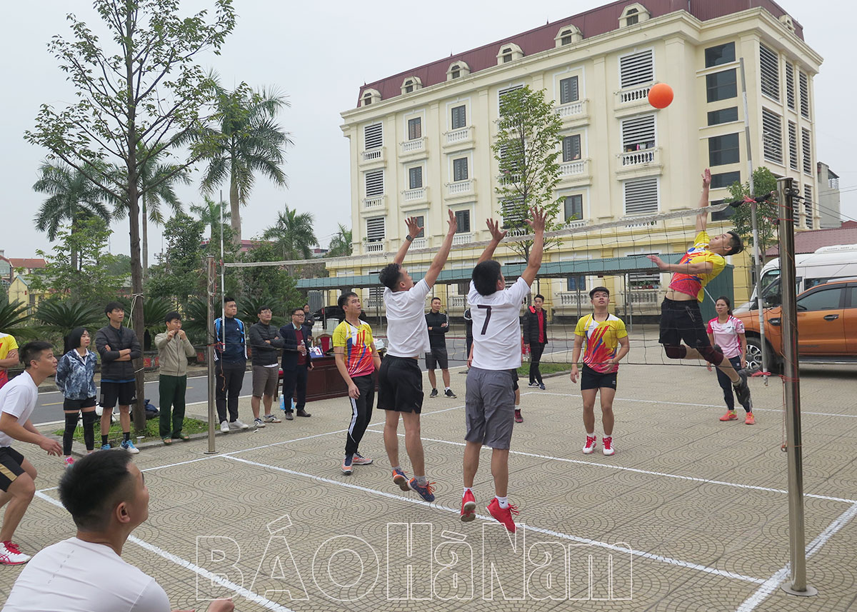 Đoàn Thanh niên Bộ CHQS tỉnh giao hữu bóng chuyền hơi chào mừng Ngày thành lập QĐND Việt Nam 22/12