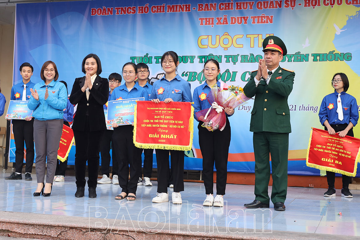 Học sinh THPT Duy Tiên thi tìm hiểu về truyền thống Quân đội nhân dân Việt Nam