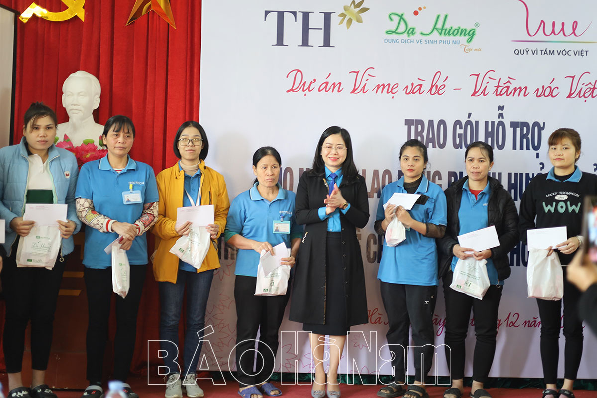 Trao tặng 150 suất quà cho lao động khó khăn nhân dịp Tết Nguyên đán 2023 tại KCN Đồng Văn