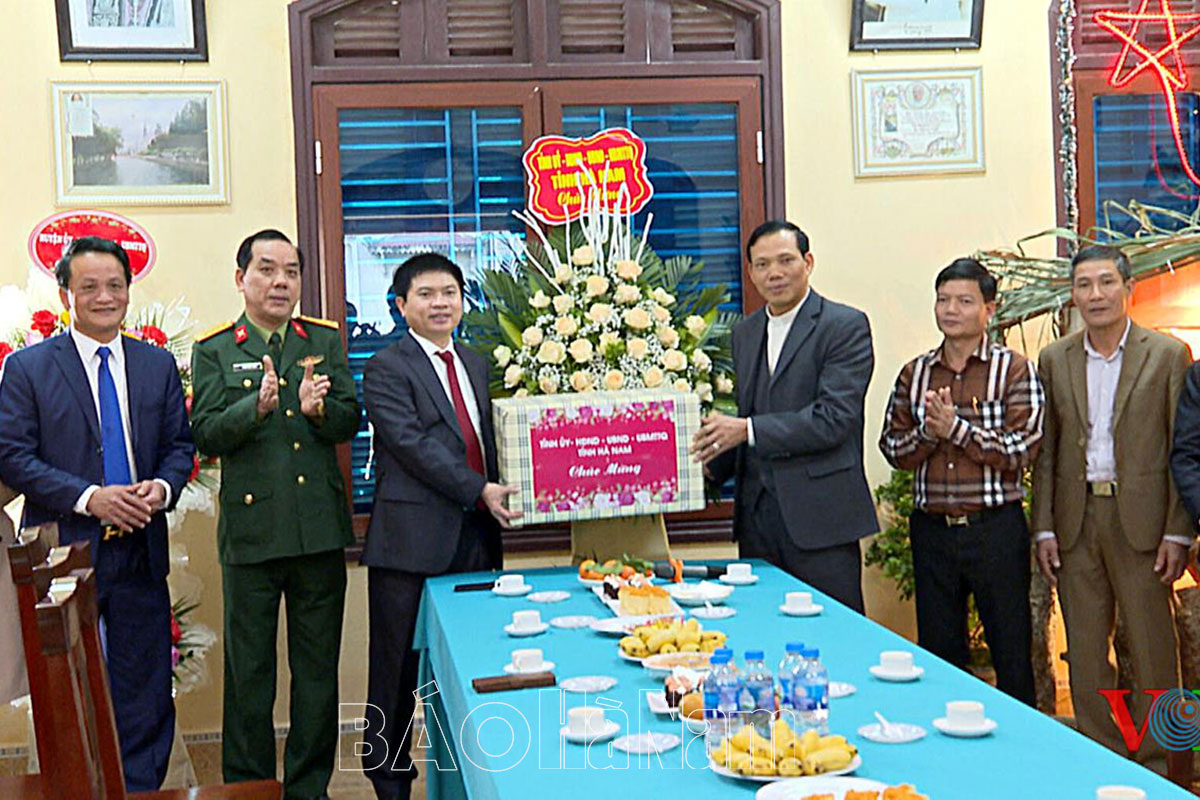 Đồng chí Chủ tịch UBND tỉnhTrương Quốc Huy chúc mừng bà con giáo dân huyện Lý Nhân nhân dịp Giáng sinh 2022