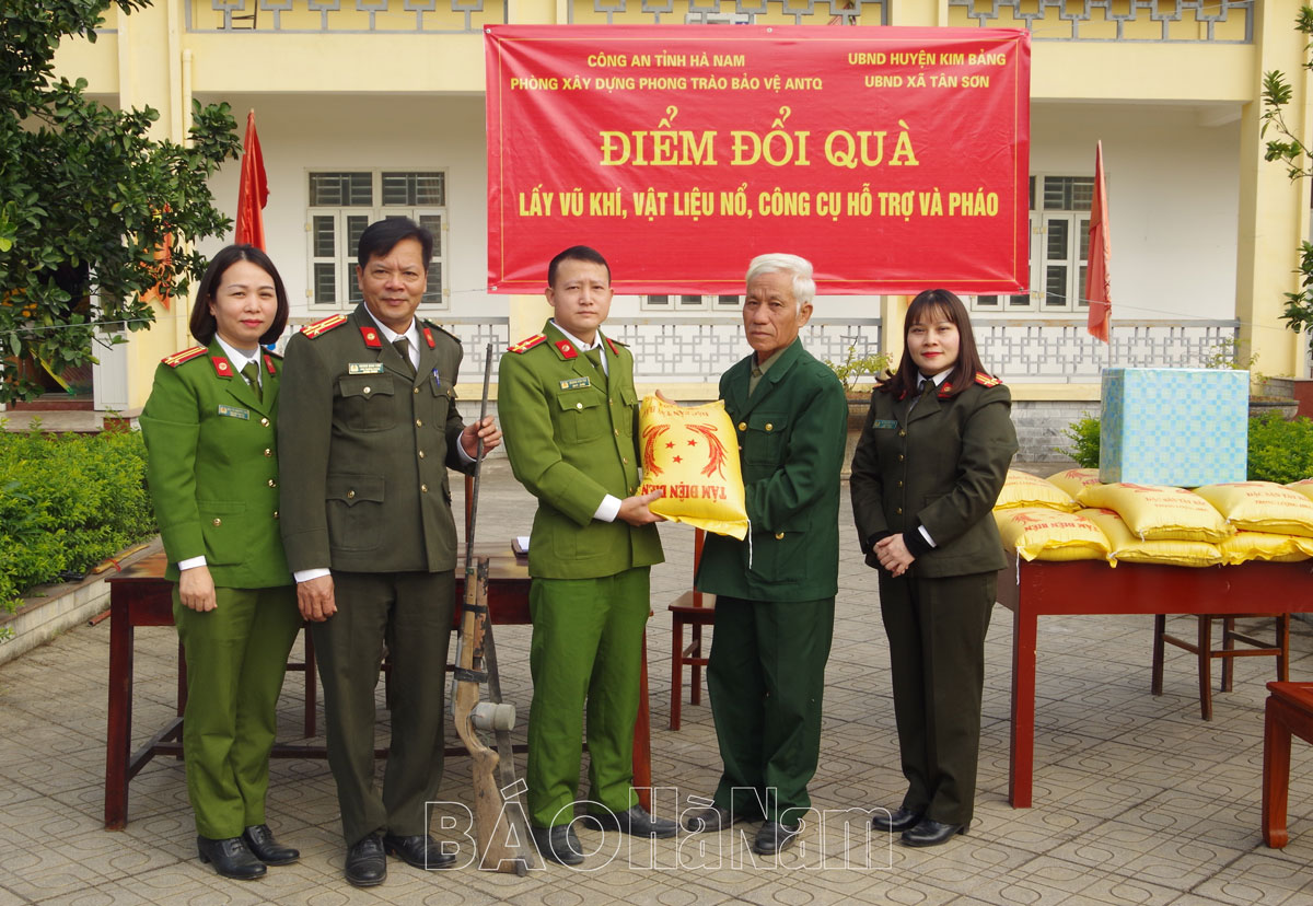 Đổi quà lấy vũ khí, vật liệu nổ, công cụ hỗ trợ và pháo trong nhân dân