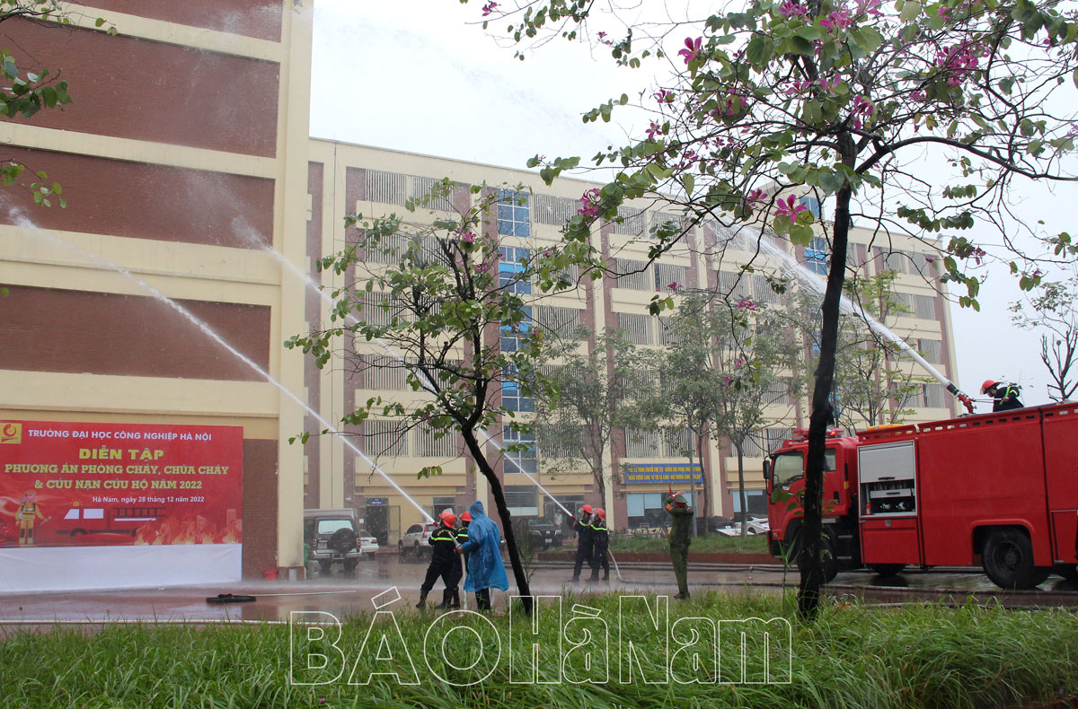 Diễn tập phương án chữa cháy và cứu nạn cứu hộ tại trường Đại học Công nghiệp Hà Nội cơ sở Hà Nam