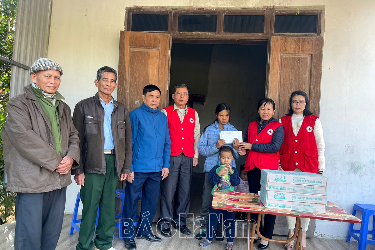 Hội Chữ thập đỏ Duy Tiên quan tâm chăm lo Tết cho người nghèo