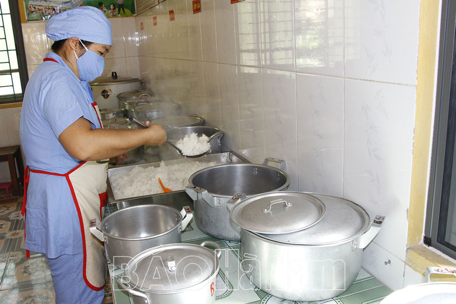 Cần quan tâm tới đội ngũ nhân viên nấu ăn trong các trường mầm non