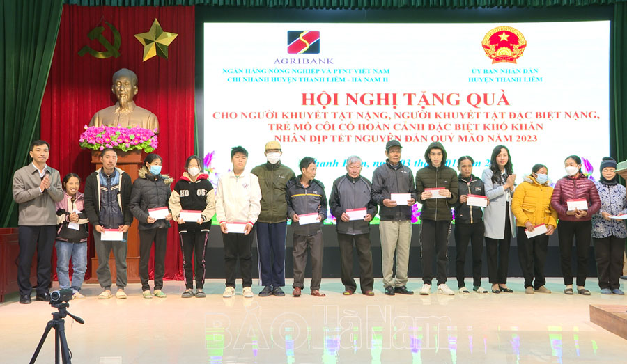 Agribank huyện Thanh Liêm tặng quà Tết người khuyết tật, trẻ em mồ côi