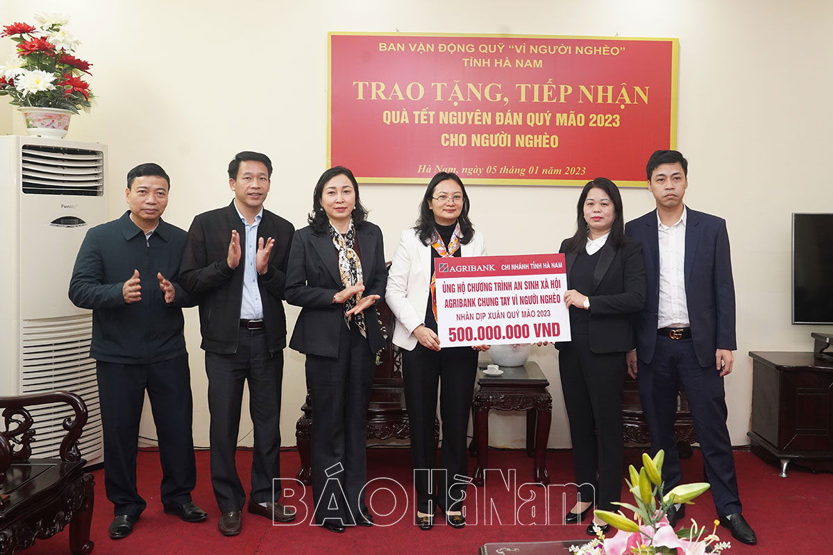 Uỷ ban MTTQ tỉnh tiếp nhận ủng hộ của các doanh nghiệp tặng quà Tết cho người nghèo