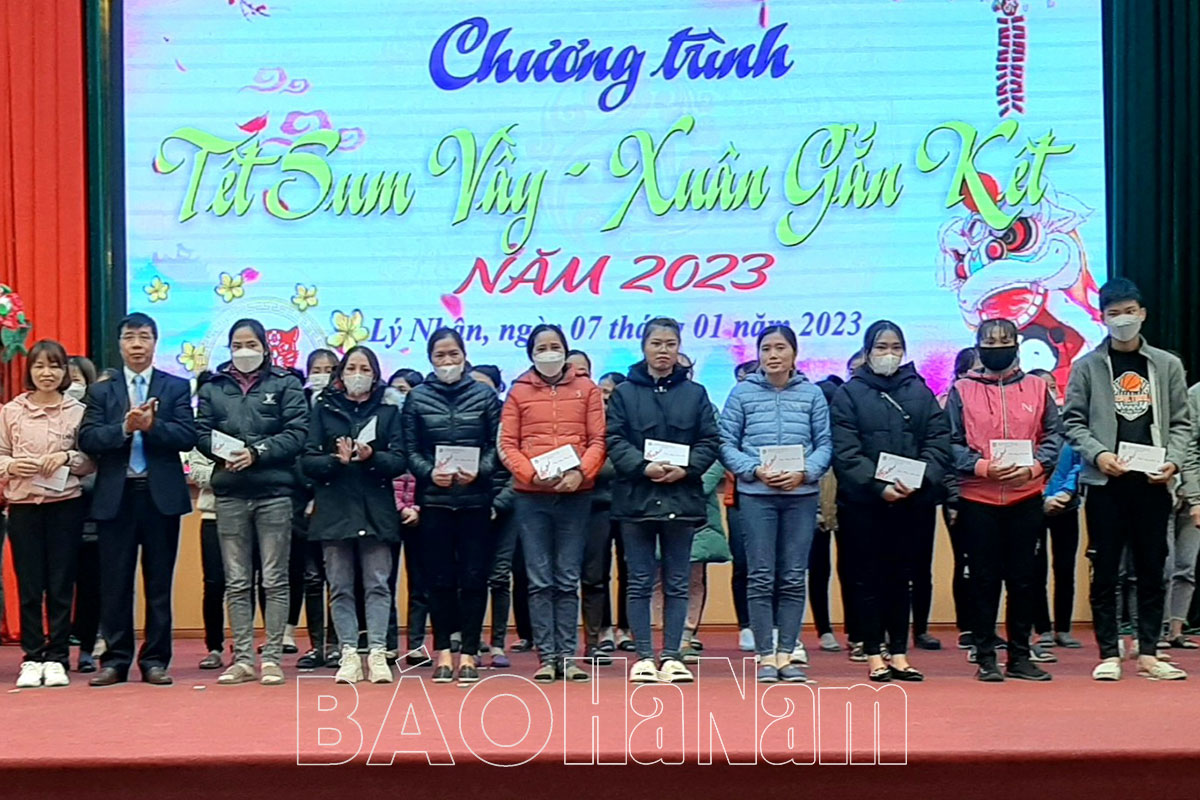“Tết sum vầy – Xuân gắn kết 2023” cho người lao động khó khăn tại Lý Nhân