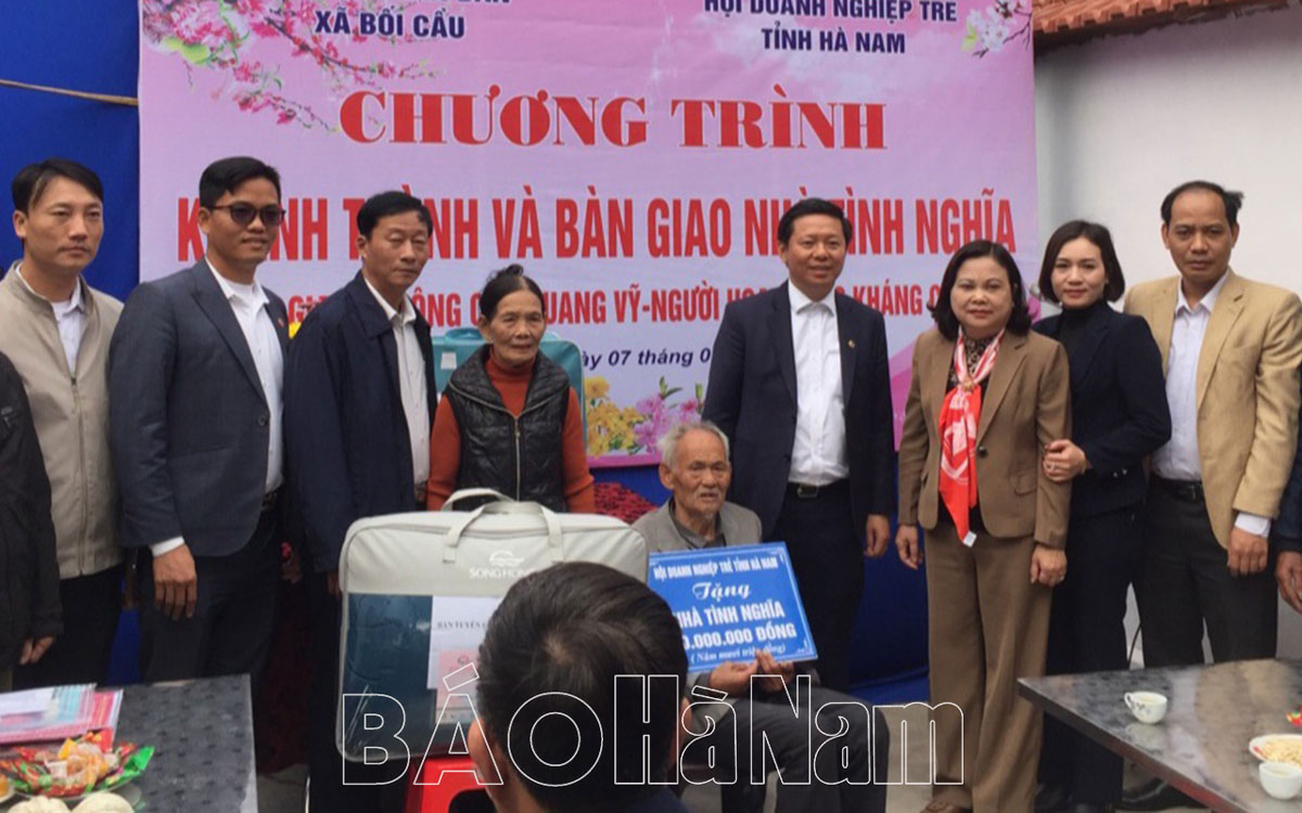 Bàn giao nhà tình nghĩa tặng gia đình chính sách tại xã Bối Cầu (Bình Lục)