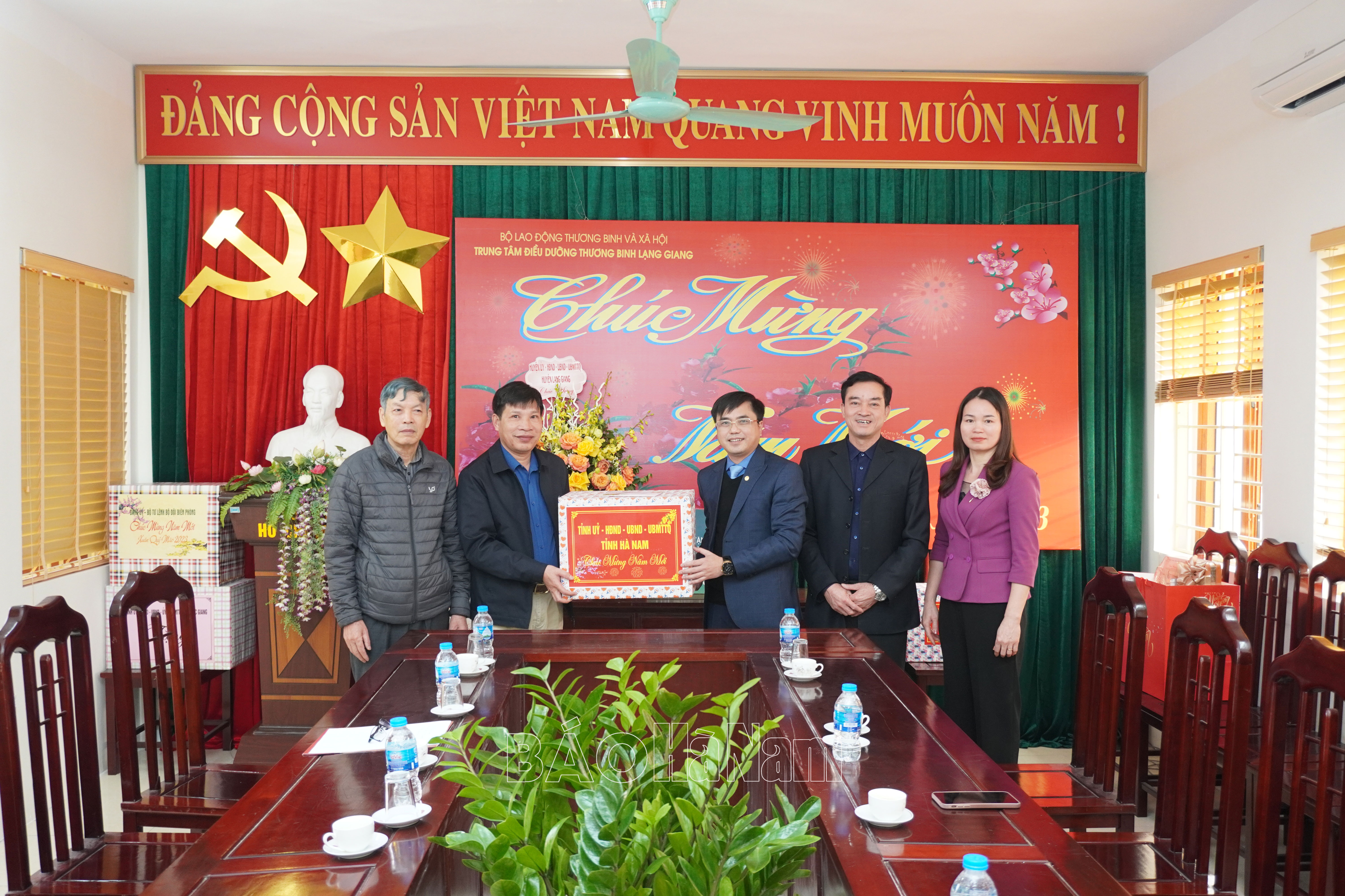 Thăm, tặng quà các thương bệnh binh tại Lạng Giang (Bắc Giang) và Thuận Thành (Bắc Ninh)