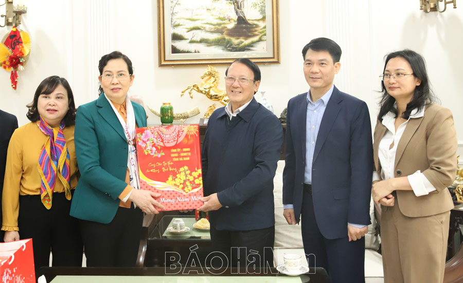 Đồng chí Bí thư Tỉnh ủy Lê Thị Thủy thăm, chúc Tết các đồng chí nguyên lãnh đạo Tỉnh ủy