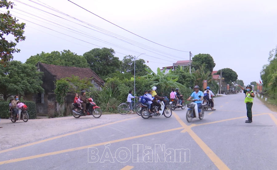 Một cựu chiến binh tự nguyện hướng dẫn giao thông nơi cổng trường học