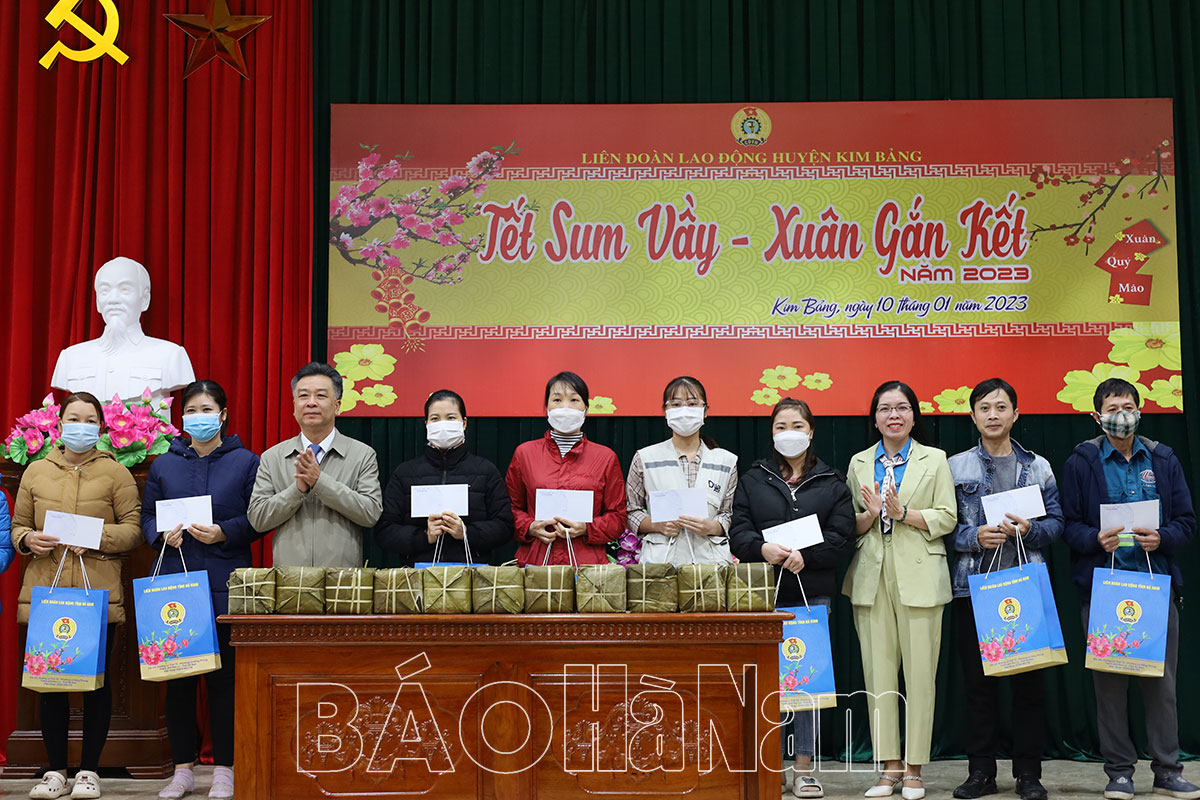 190 công nhân lao động khó khăn huyện Kim Bảng được tặng quà nhân dịp Tết Quý Mão 2023
