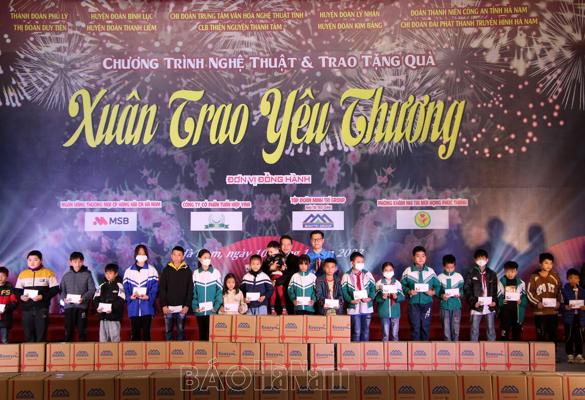 Trao tặng 210 suất quà cho trẻ em có hoàn cảnh khó khăn, vượt khó trong học tập