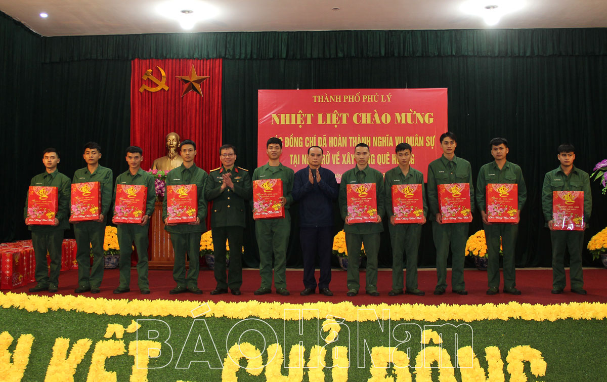 Ban CHQS thành phố Phủ Lý đón quân nhân hoàn thành nghĩa vụ quân sự trở về địa phương