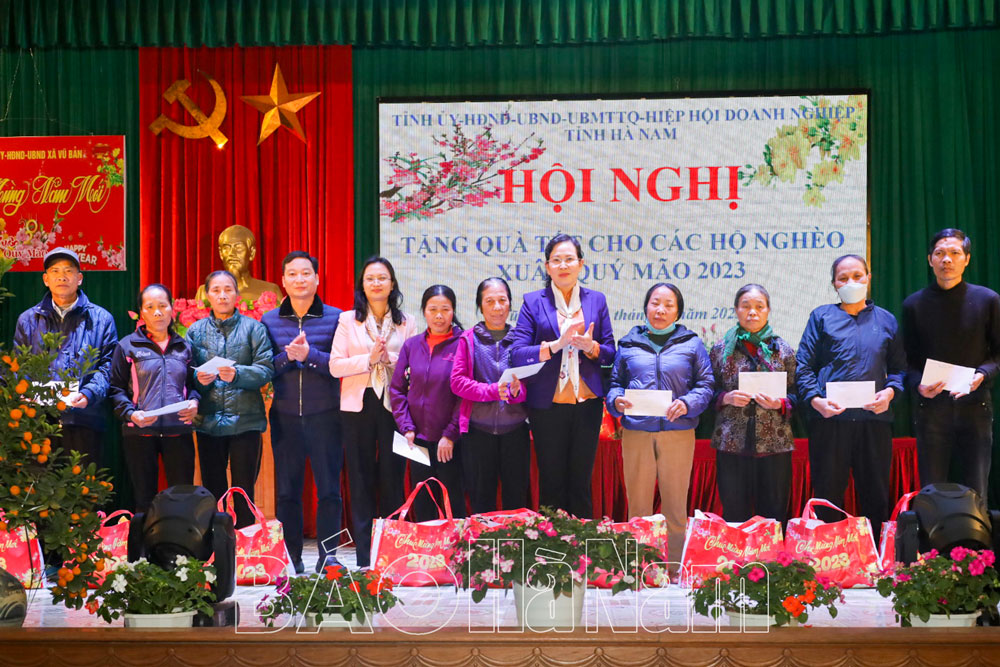 Các đồng chí lãnh đạo tỉnh thăm, tặng quà nhân dịp Tết Nguyên đán Quý Mão 2023