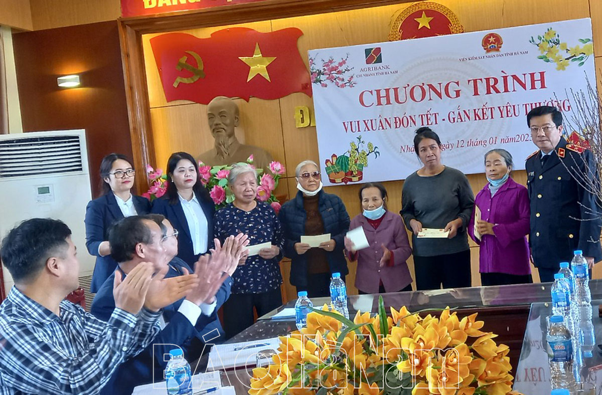 Viện Kiểm sát nhân dân tỉnh trao tặng 200 suất quà cho hộ có hoàn cảnh khó khăn trên địa bàn xã Nhật Tân