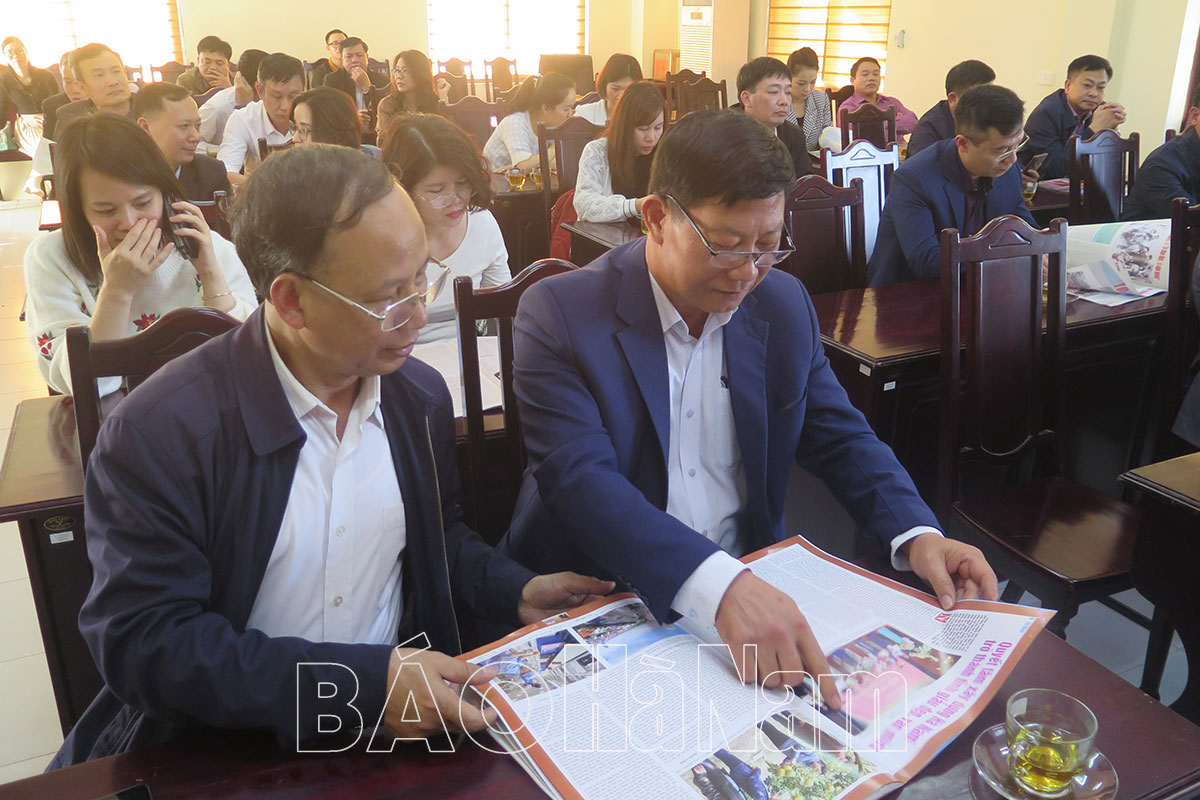 Đoàn công tác Trung tâm Truyền thông tỉnh Quảng Ninh giao lưu, trao đổi nghiệp vụ với Báo Hà Nam