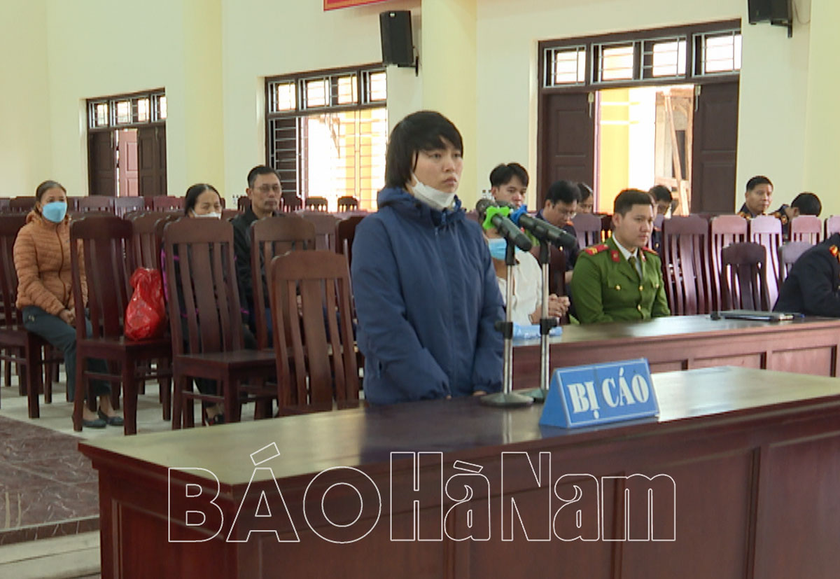 Lý Nhân xét xử lưu động 2 vụ án về mua bán trái phép pháo nổ, chất ma túy