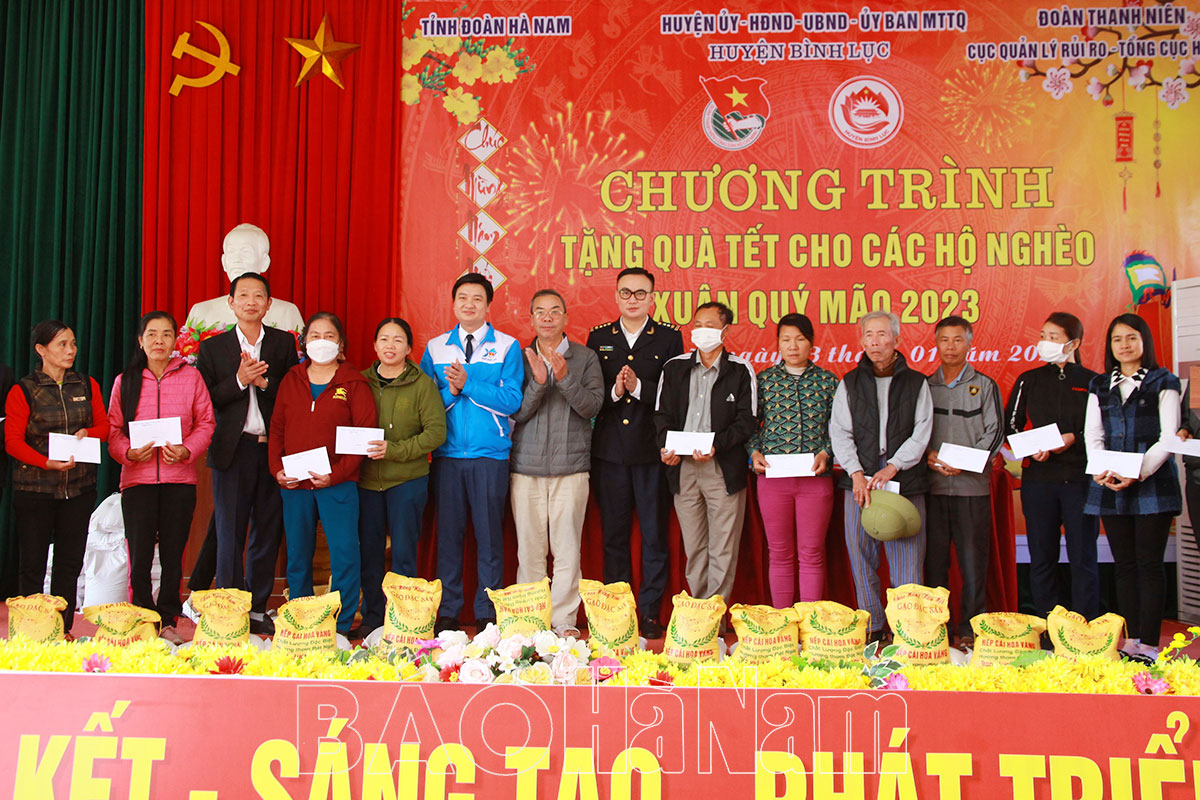 Tuổi trẻ Cục quản lý rủi ro tặng quà Tết hộ nghèo nhân dịp Xuân Quý Mão