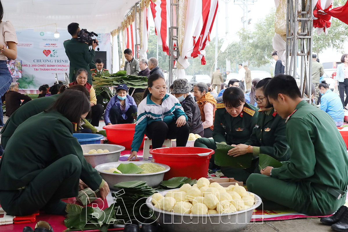 Trao tặng 2.300 bánh chưng cho hộ nghèo trên địa bàn TP Phủ Lý