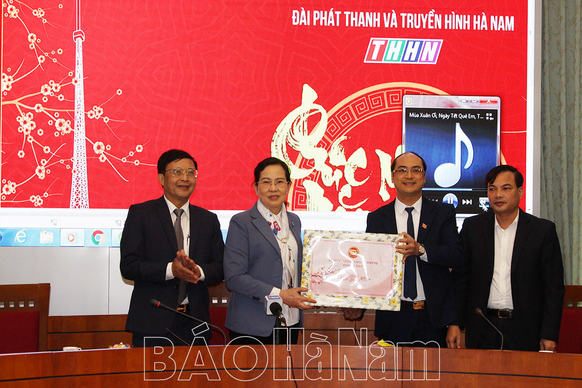 Đồng chí Bí thư Tỉnh ủy Lê Thị Thủy thăm, chúc Tết Đài Phát thanh và Truyền hình Hà Nam