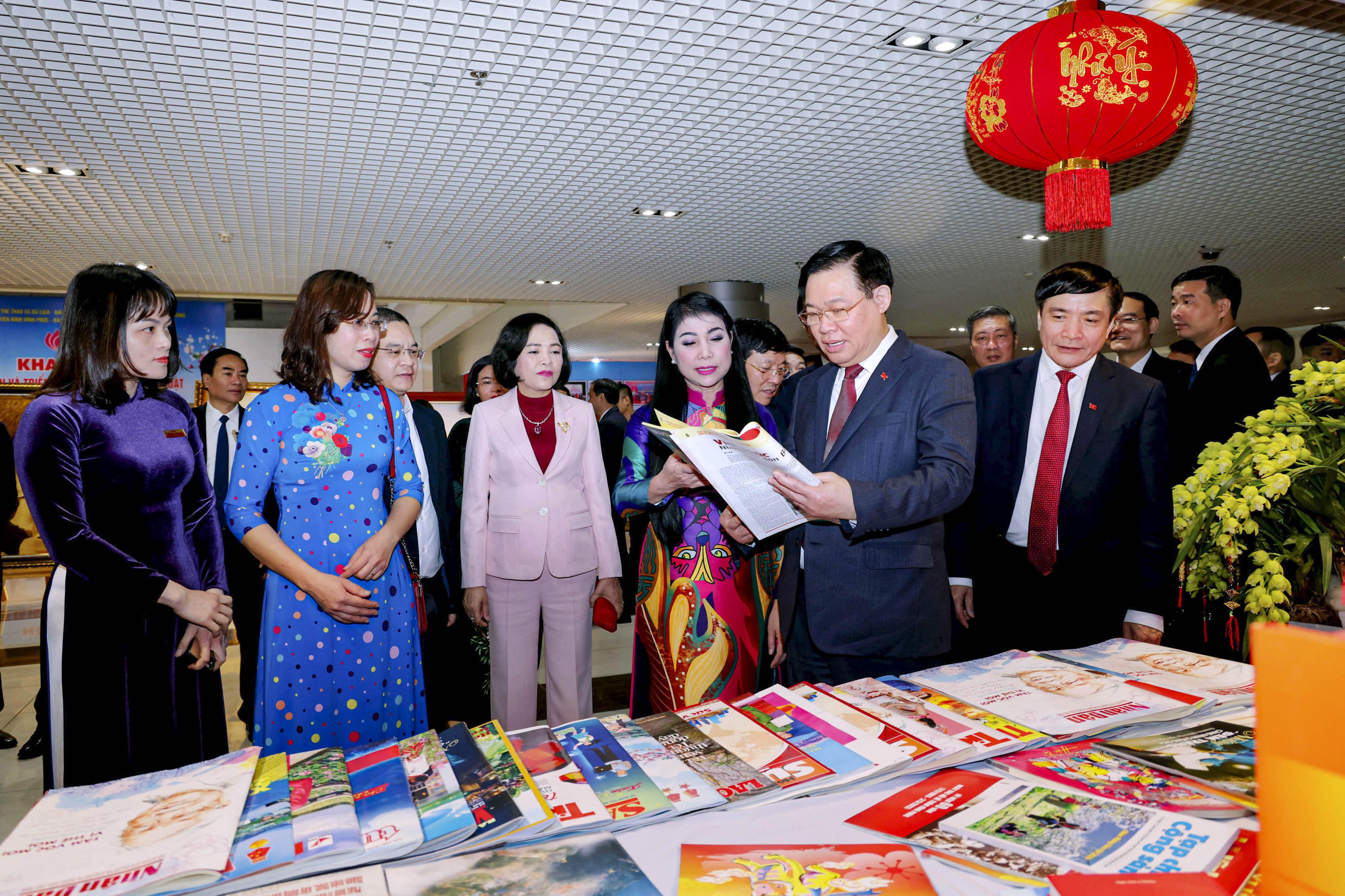 Chủ tịch Quốc hội Vương Đình Huệ tham quan Hội báo Xuân và triển lãm tranh, ảnh nghệ thuật “Vĩnh Phúc - 60 năm hành trình khát vọng”