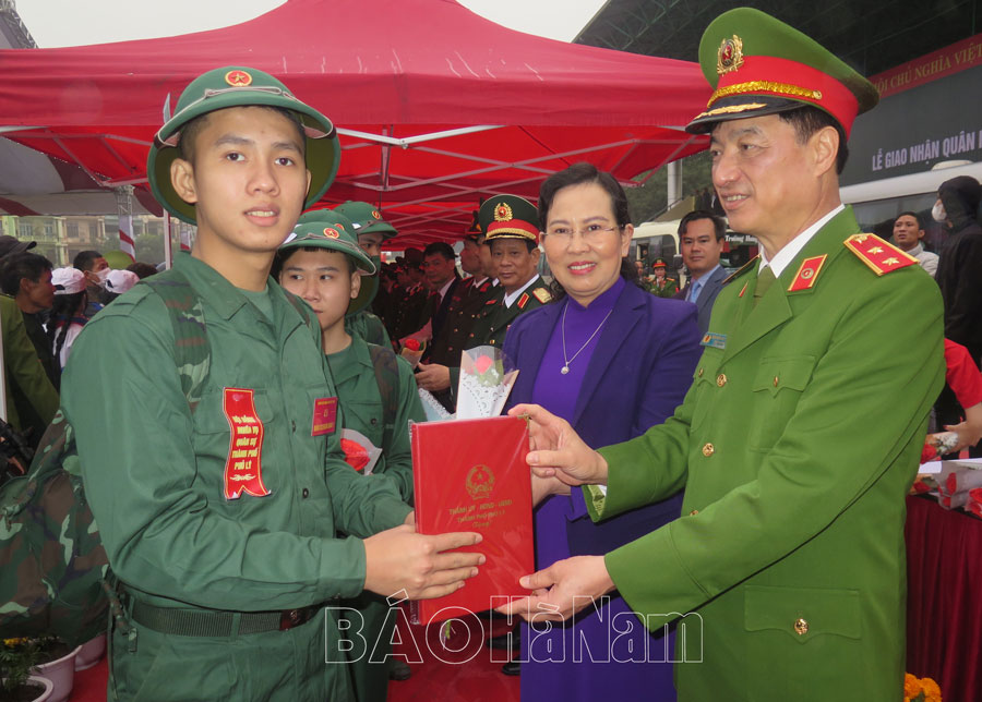 Tưng bừng lễ giao nhận quân năm 2023