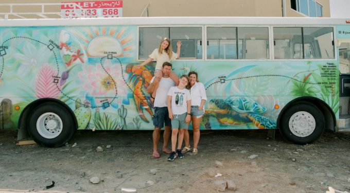 Cả gia đình lái xe buýt vòng quanh châu Á