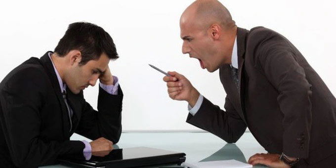 Bị sếp xúc phạm danh dự, người lao động có được tự ý nghỉ việc?