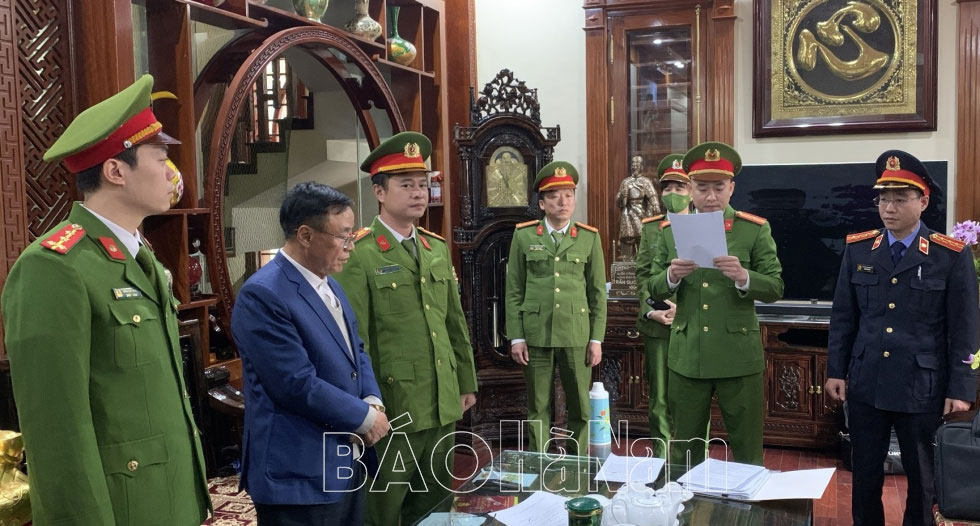 Khởi tố, bắt tạm giam nguyên Phó Chủ tịch UBND tỉnh Trương Minh Hiến và nguyên Giám đốc Sở TN&MT Vũ Hữu Song