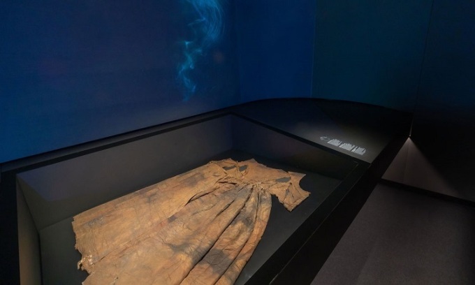 Váy cưới bằng bạc trong xác tàu đắm 500 năm