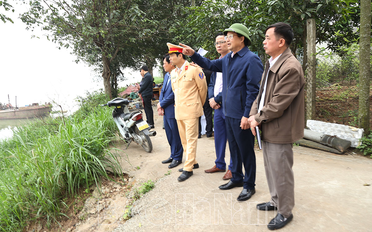 Lãnh đạo UBND tỉnh kiểm tra tình hình khai thác cát trên sông Hồng tại Lý Nhân