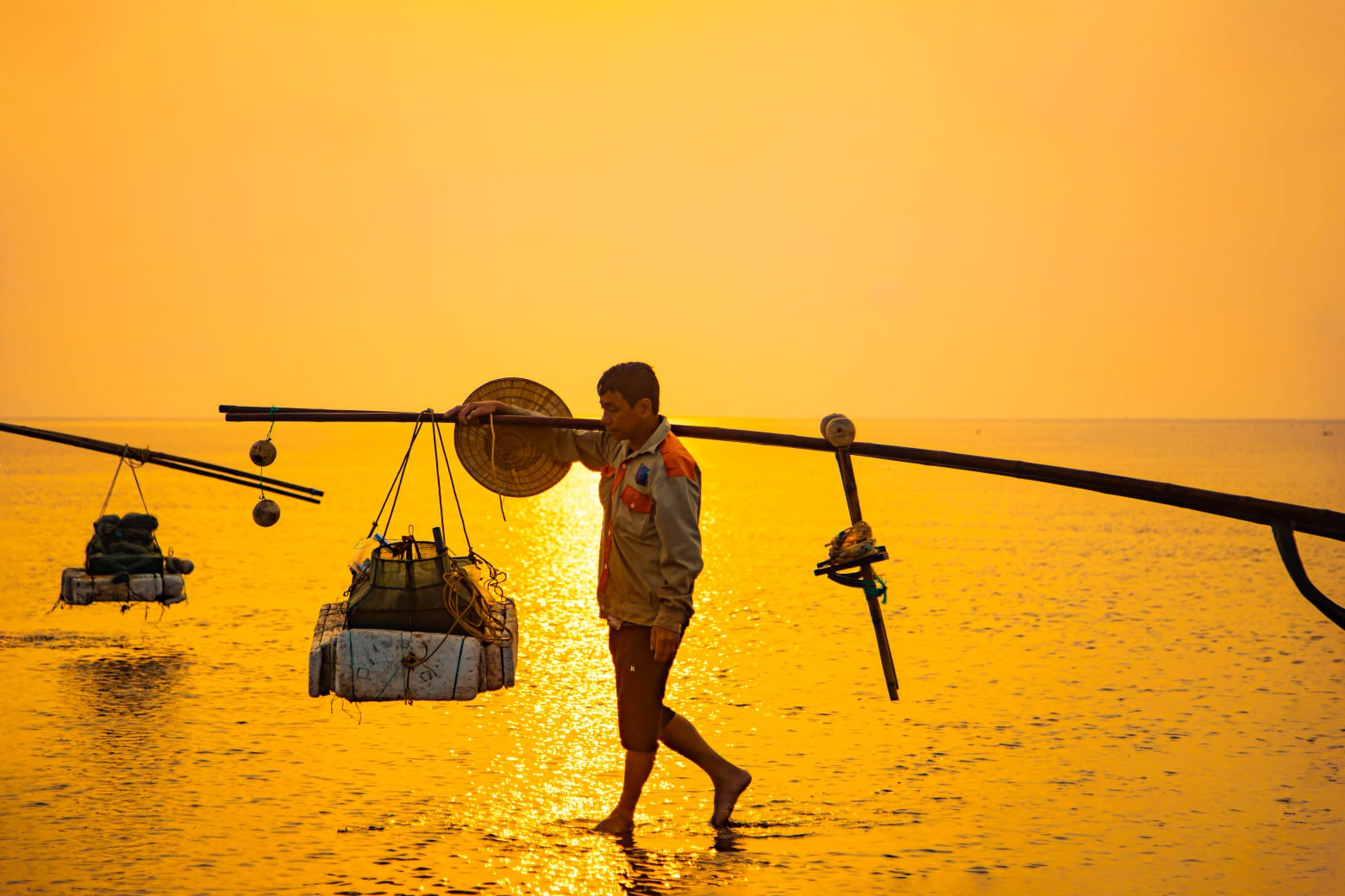 Ngắm biển vô cực Thái Bình đổi màu ảo diệu trong nắng bình minh