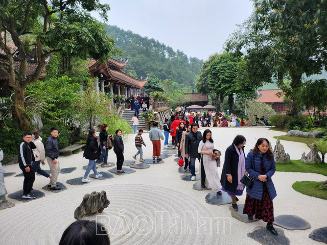 Các điểm du lịch tâm linh thu hút đông du khách