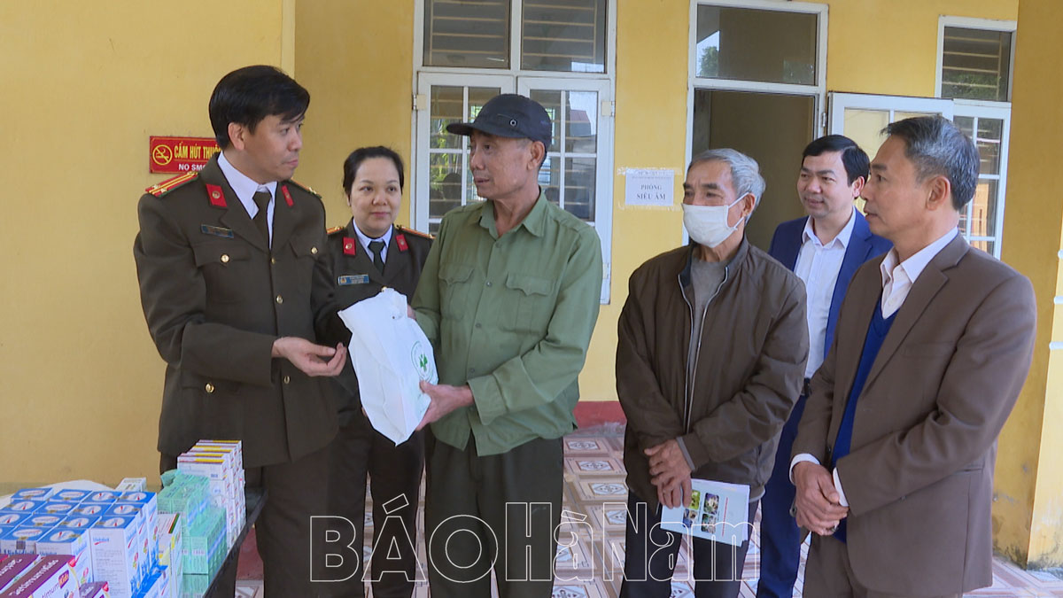 Bệnh viện 19-8 khám bệnh, cấp thuốc miễn phí cho các đối tượng chính sách ở xã Nhân Bình