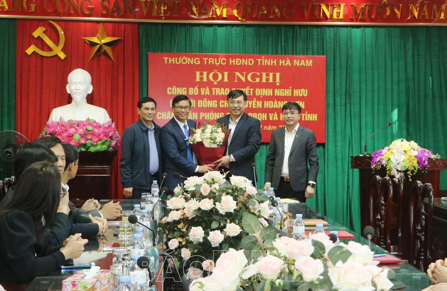 Công bố, trao quyết định nghỉ hưu cho đồng chí Nguyễn Hoàng Sơn, Chánh Văn phòng Đoàn ĐBQH&HĐND tỉnh