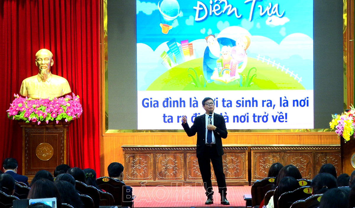 Tiến sỹ Đinh Đoàn giao lưu với phụ nữ thành phố Phủ Lý về xây dựng hạnh phúc gia đình thời đại mới