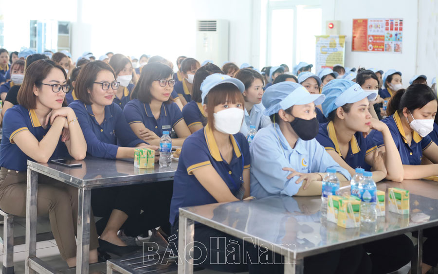 Quan tâm chăm lo đời sống, tạo việc làm cho lao động nữ