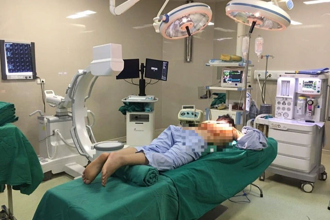 Nam thanh niên bị liệt 2 chân khi tập gym