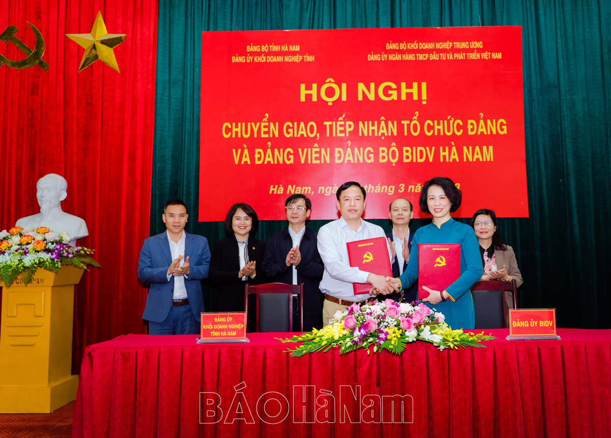 Chuyển giao và tiếp nhận các tổ chức cơ sở đảng và đảng viên ở BIDV Hà Nam