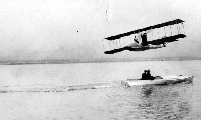 Chuyến bay chở khách đầu tiên trên thế giới