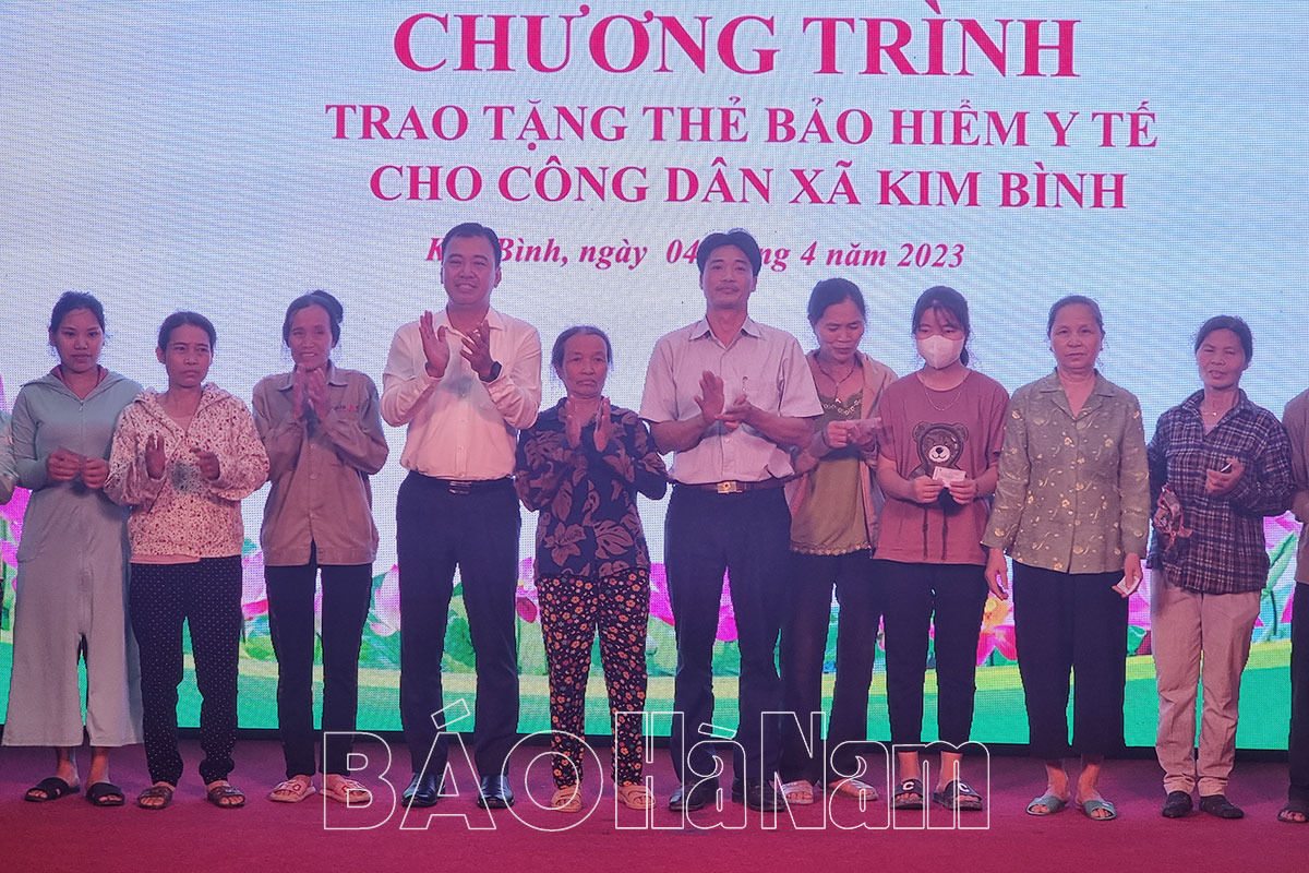 Tặng thẻ BHYT cho người dân có hoàn cảnh khó khăn tại xã Kim Bình