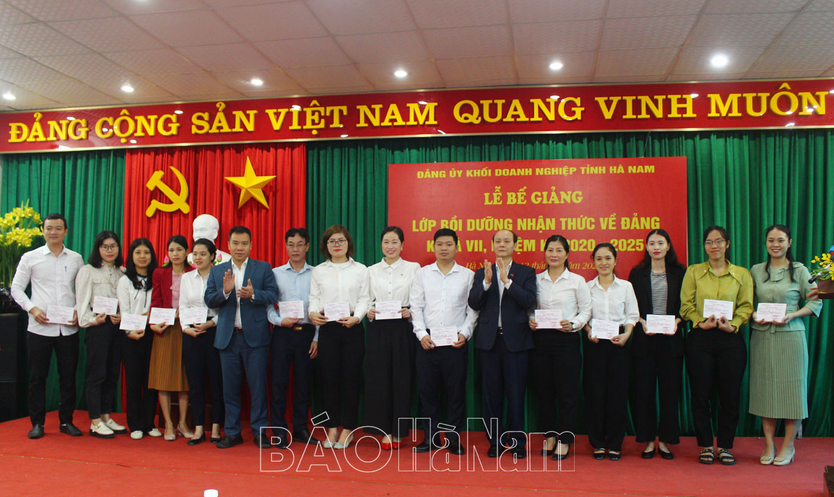 Đảng ủy Khối Doanh nghiệp bế giảng Lớp bồi dưỡng nhận thức về Đảng khóa VII