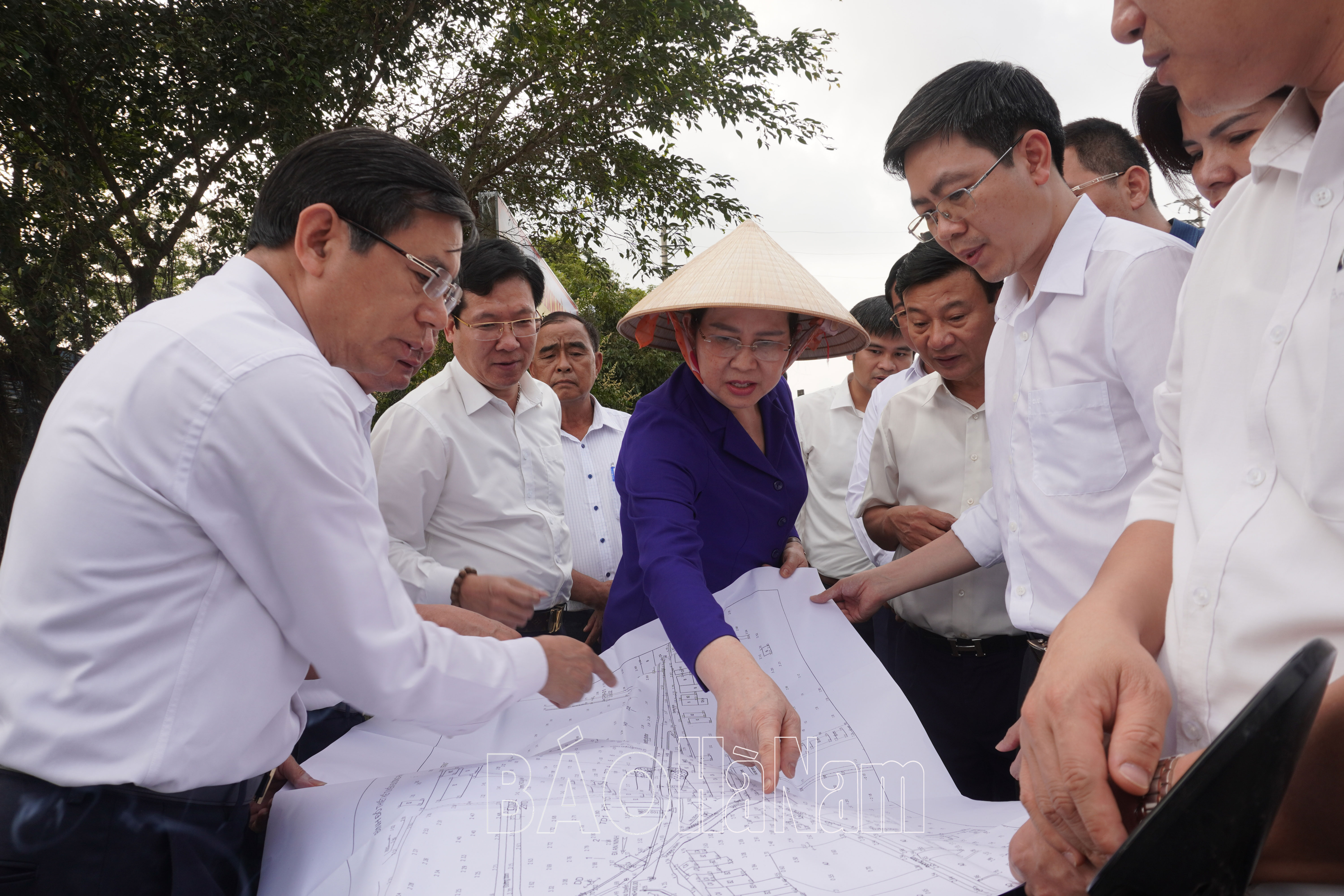 Đồng chí Bí thư Tỉnh ủy Lê Thị Thủy kiểm tra, khảo sát hiện trạng cầu Vùa