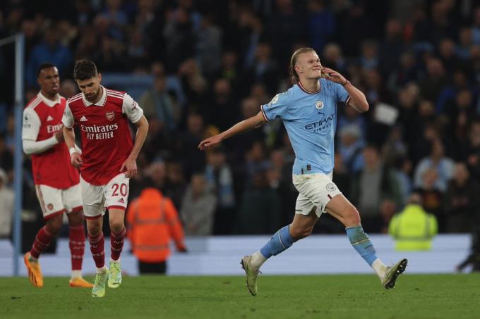 Man City “đè bẹp” Arsenal, Chelsea và Barca thua sốc