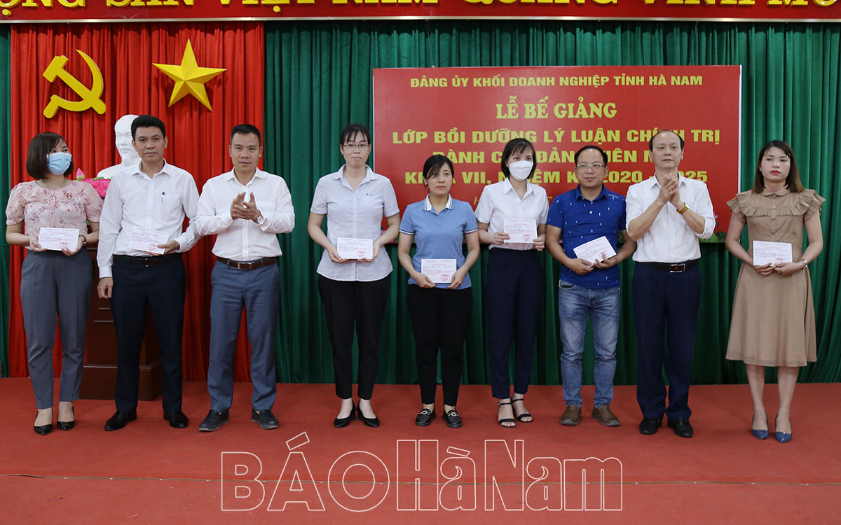 Đảng ủy Khối Doanh nghiệp bế giảng lớp bồi dưỡng lý luận chính trị dành cho đảng viên mới khóa VII