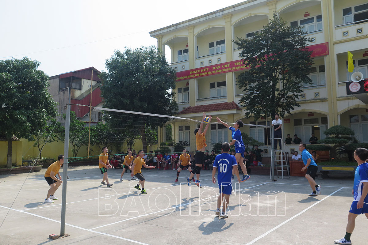 Ban CHQS huyện Bình Lục tổ chức giao lưu bóng chuyền nhân kỷ niệm Ngày 30/4, 1/5
